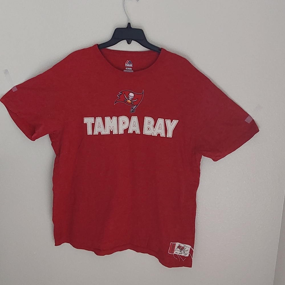 TAMPA BAY BUCCANEERS  CUTOUT  LETTERING MAJESTIC T SHIRT SIZE XL